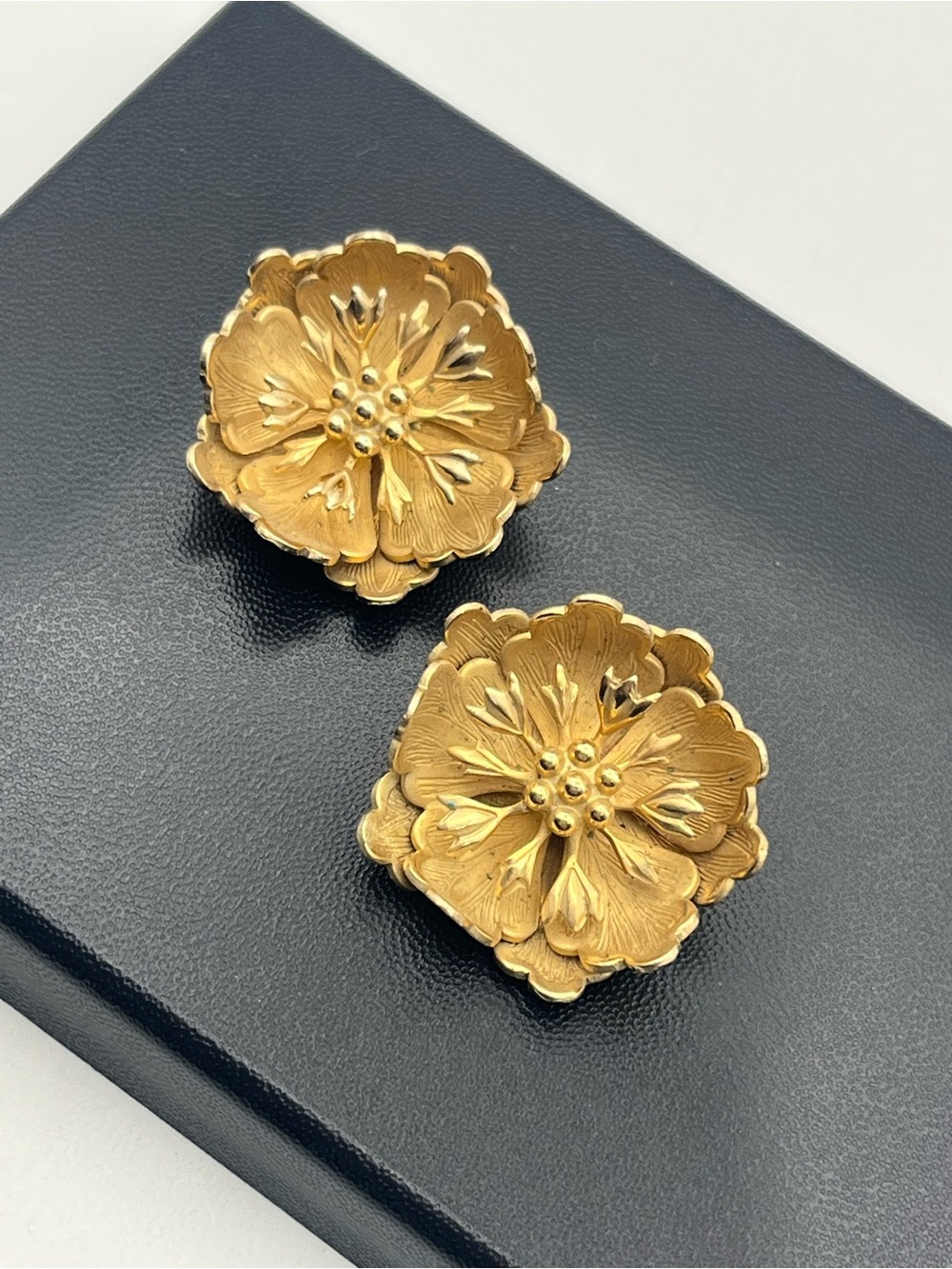 3D gold tone flower clip on earrings vintage - Picture 12 of 16